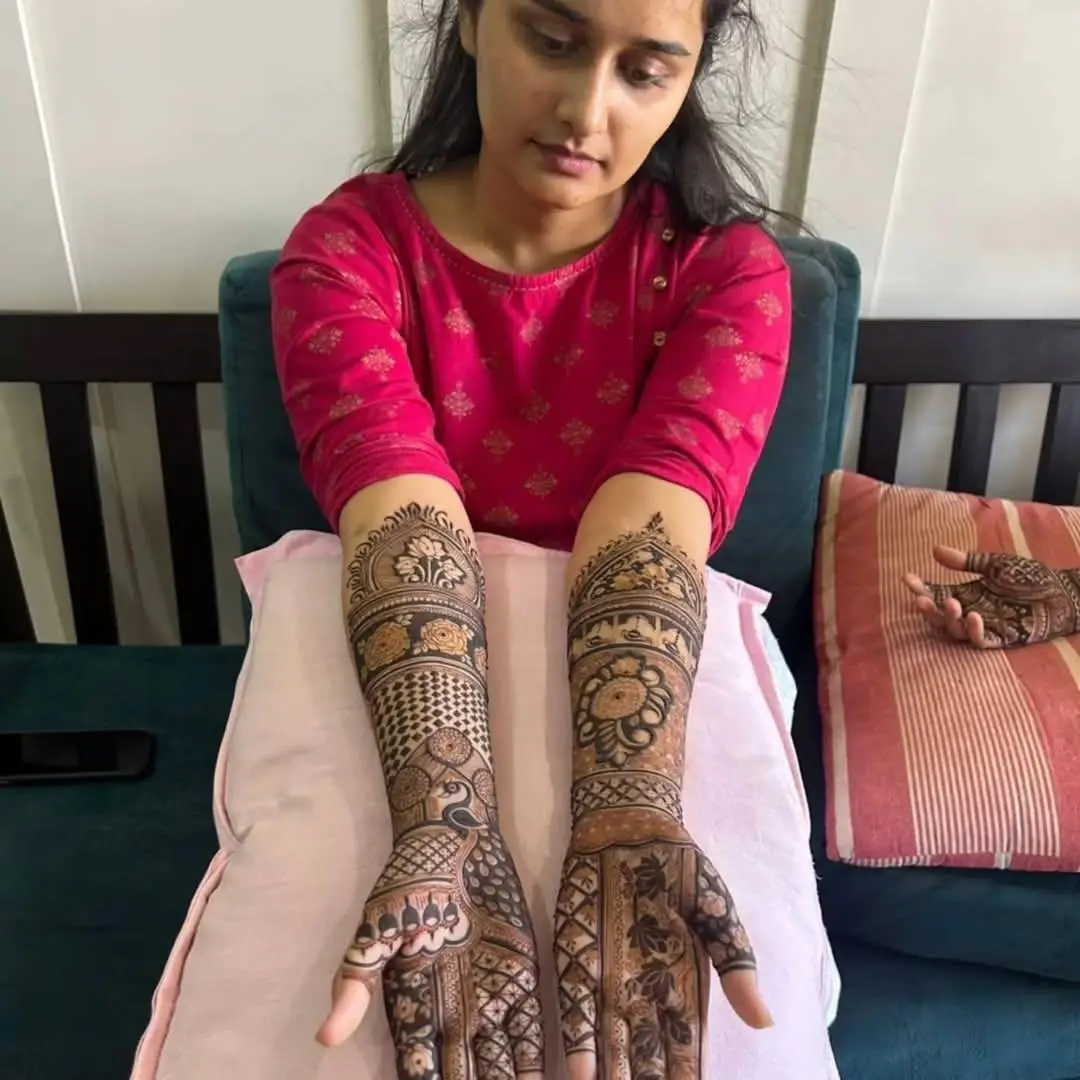 A minimal yet classy mehndi look for your special day by Pune’s finest artist.
